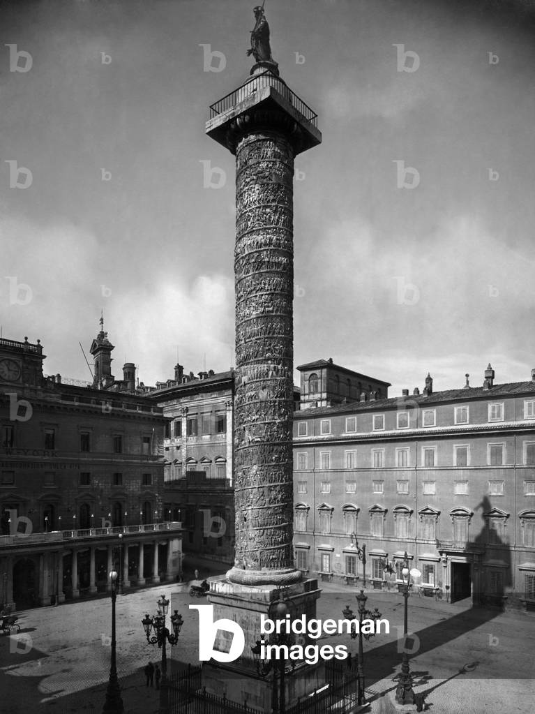Marco aurelio column, chigi palace, piazza colonna, rome 1920 (b/w photo)