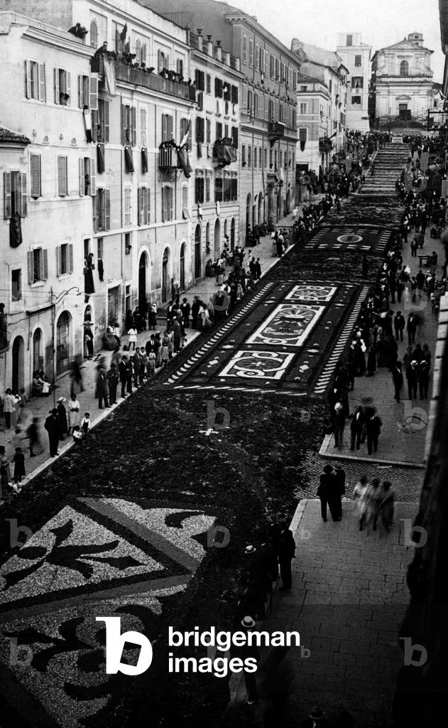 Lazio, infiorata di genzano, 1920-30 (b/w photo)
