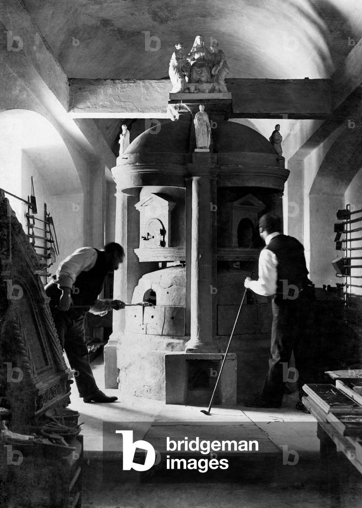 Artistic workers in Vatican City, 1910 (b/w photo)
