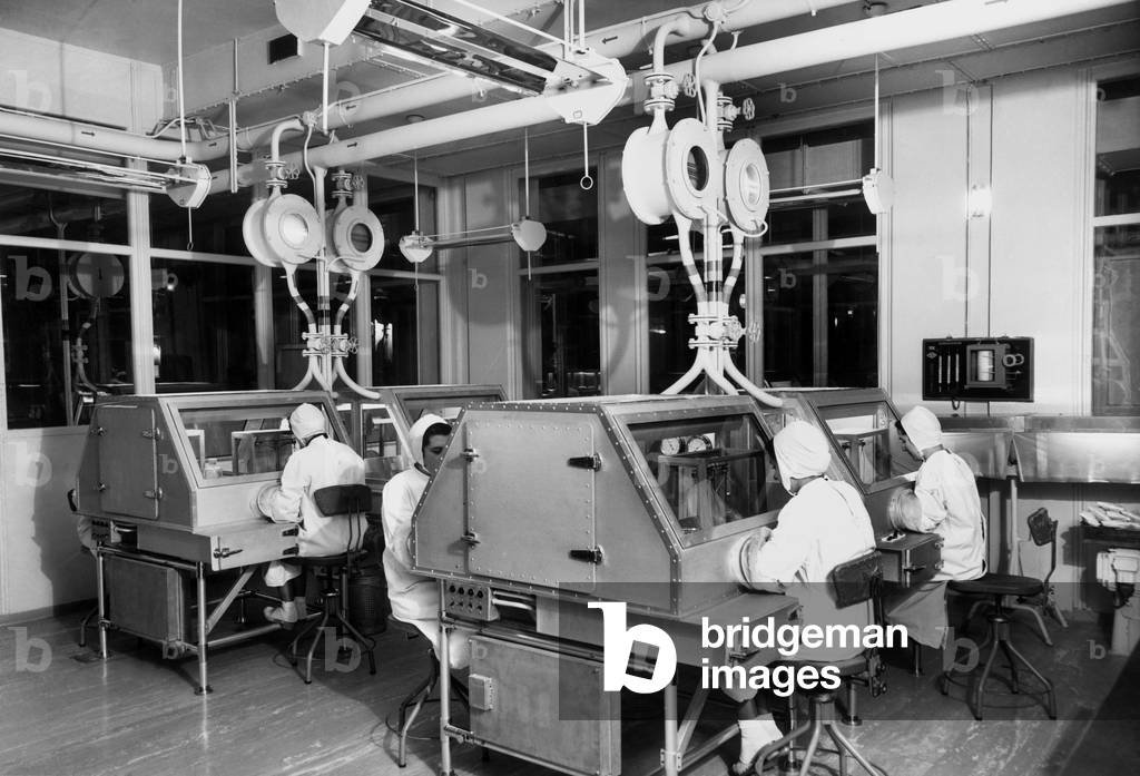 Farmitalia laboratory, 1963 (b/w photo)
