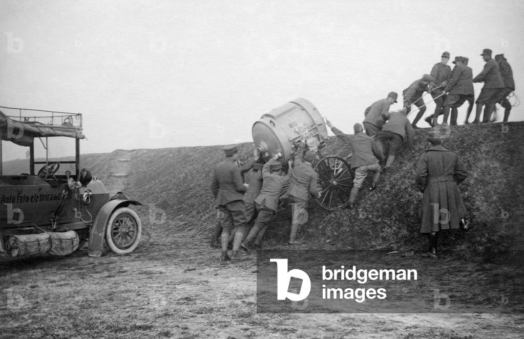 Searchlight, 1915-18 (b/w photo)