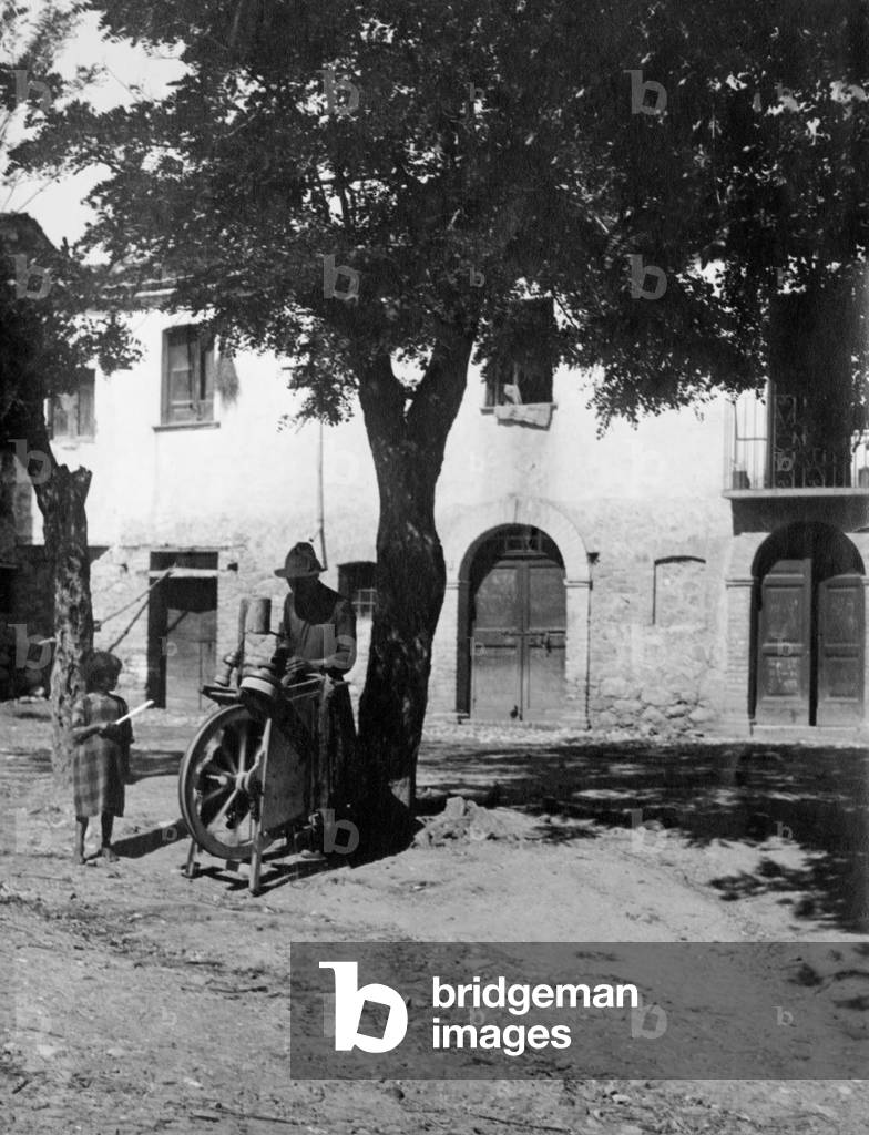 Knife-Grinder, Isola Del Gran Sasso, Abruzzo, 1910-20 (b/w photo)