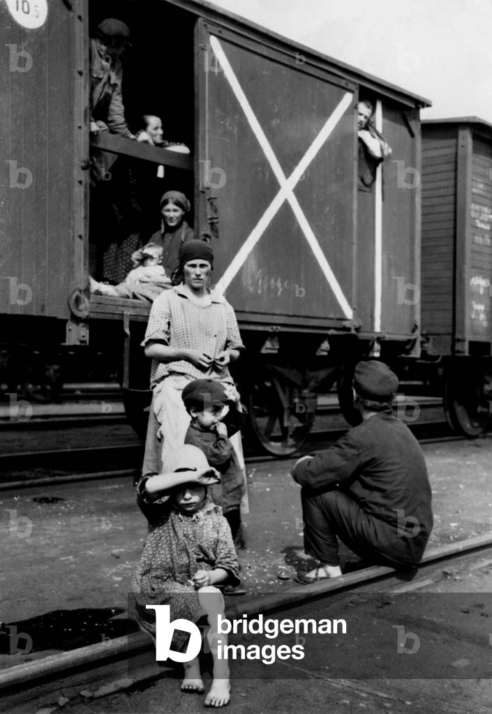 Russian settlers en route to Siberia, 1920-30 (b/w photo)