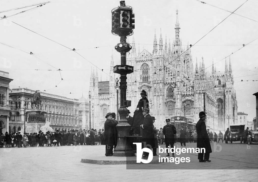 Milan, Piazza Del Duomo, Traffic Lights With Manual Control, 1930-40 (b/w photo)