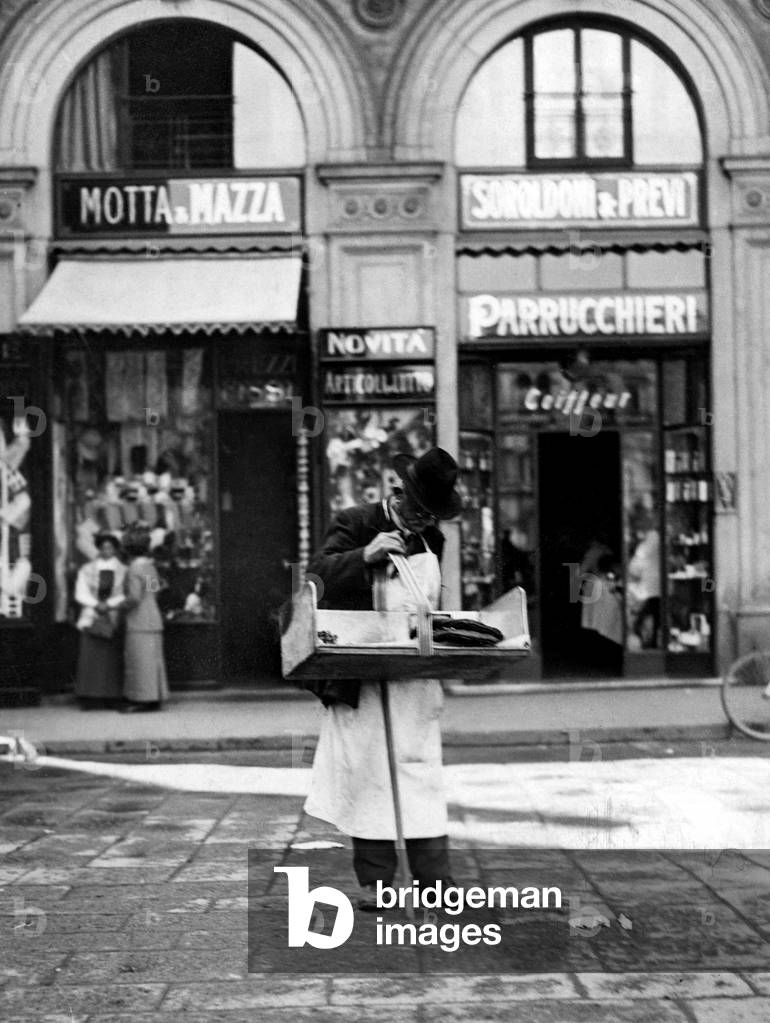 Street Vendor of Fritters, Milan 1910 (b/w photo)