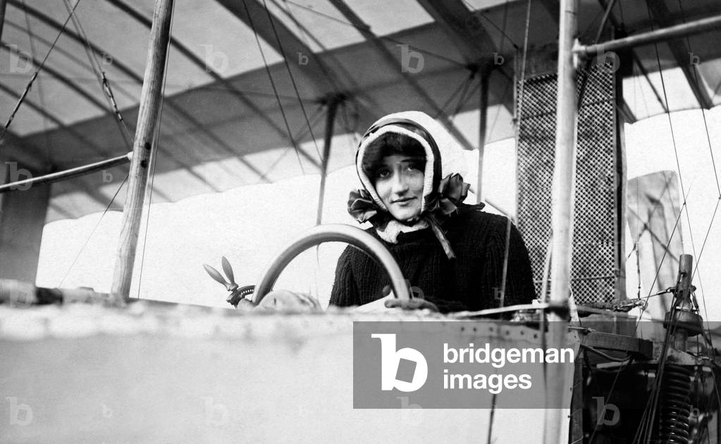 Baroness Raymonde De La Roche, 1910 (b/w photo)