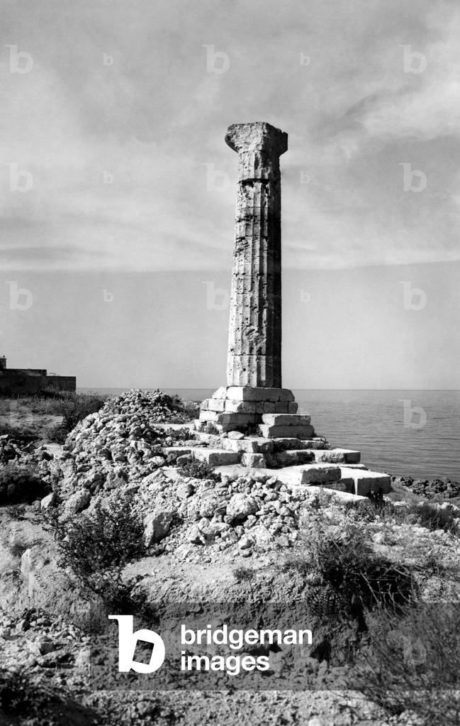 Hera Lacinia Column, Capo Colonna, Calabria, Italy, 1957 (b/w photo)