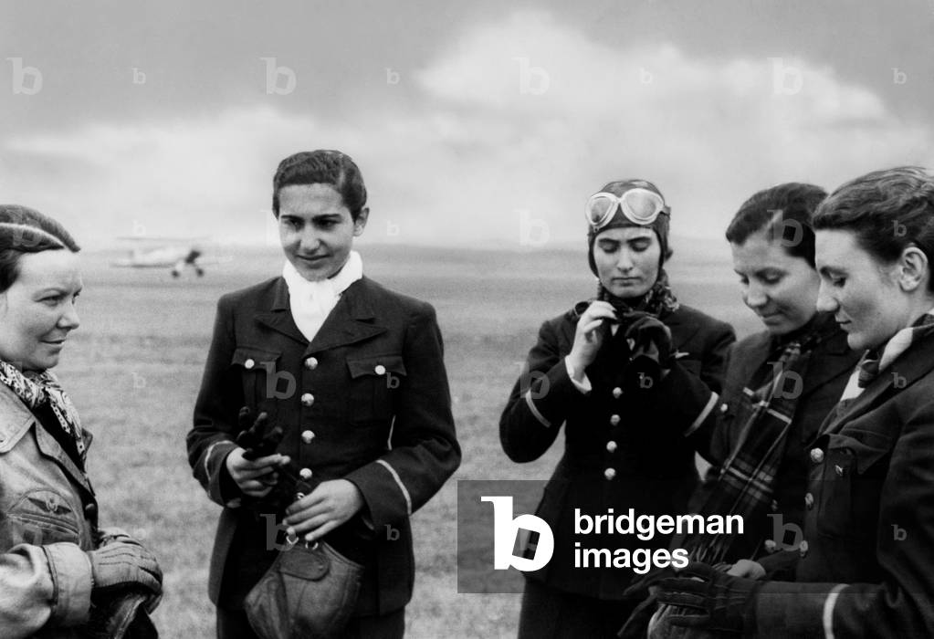 Turkey, women dedicated to aviation, 1942 (b/w photo)