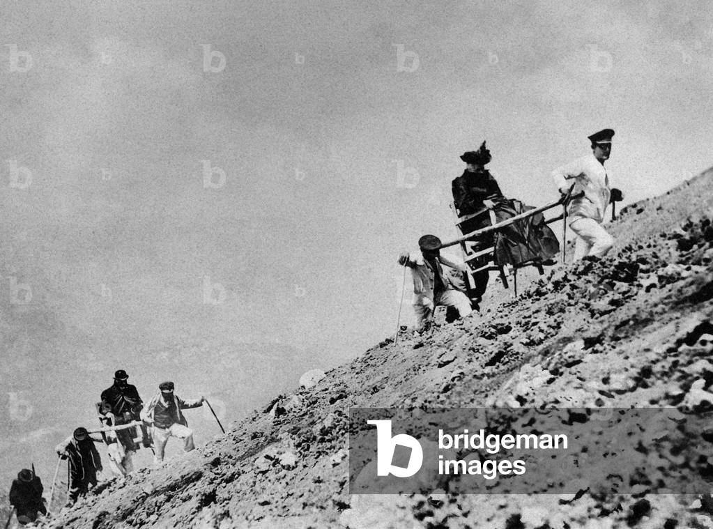 Vesuvius, Sedan Chair, 1906 (b/w photo)