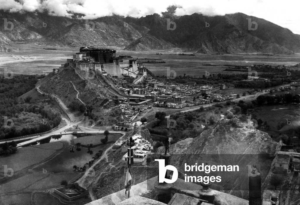 Asia, Tibet, Potala a Lhasa, Fortress Palace Winter Seat of the Dalai Lama, 1950 (b/w photo)