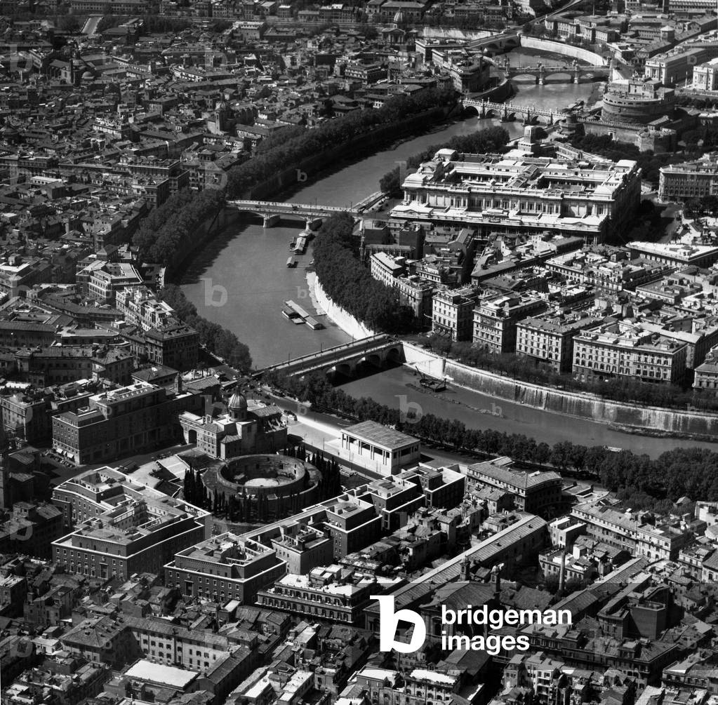 Aerial view of a stretch of the Tiber in Rome, 1955 (b/w photo)