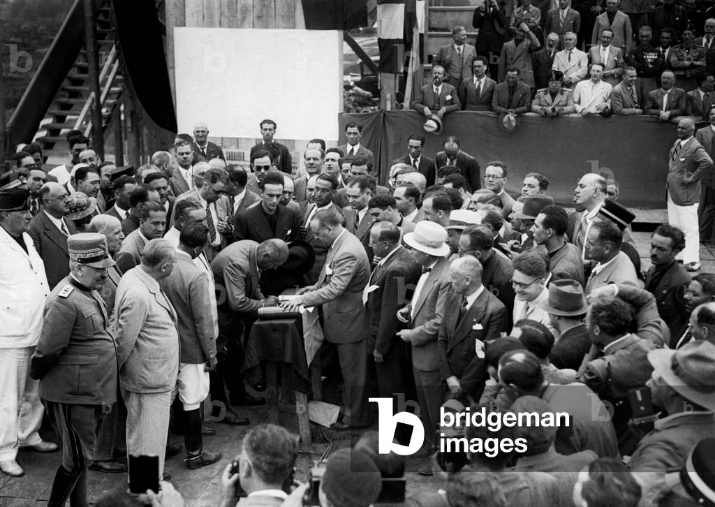 Mussolini at the founding ceremony of sabaudia, 1930 (b/w photo)