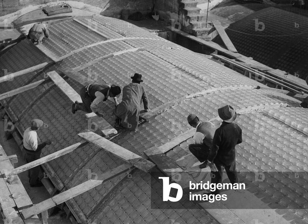 Italy, Rome, workers work on the dome of the exhibition building, 40s (b/w photo)