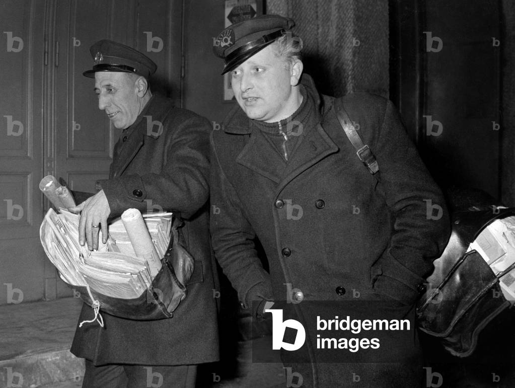 Postmen are preparing for delivery, 1955 (b/w photo)