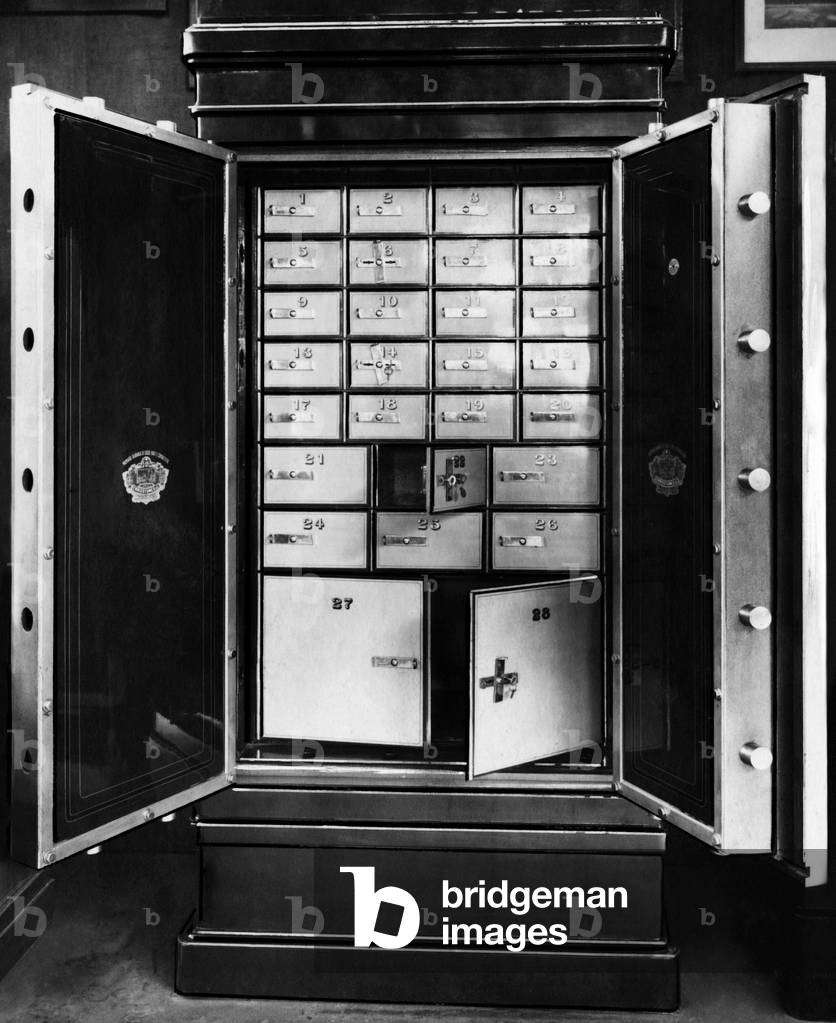 Safe for hotels exhibited at the Milan fair, 1930 (b/w photo)