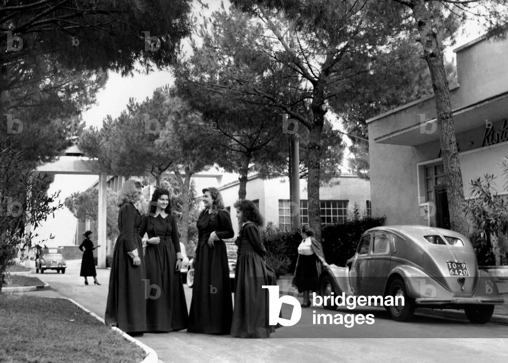 Italy, Lazio, roma, extras at Cinecittà, 1940 (b/w photo)
