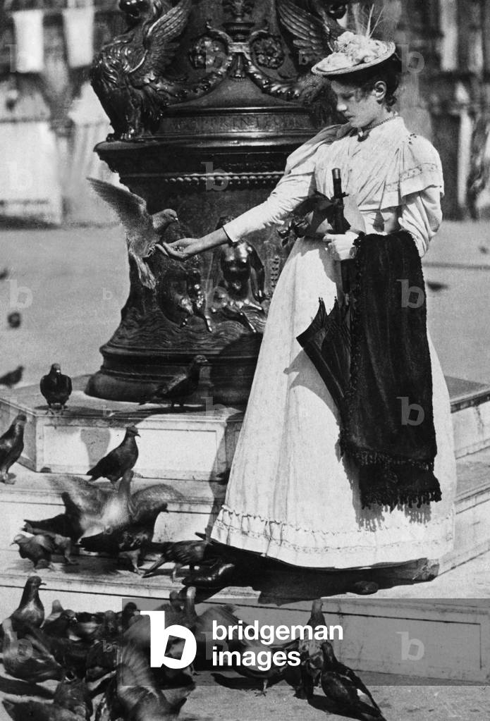 Italy, Veneto, Tourist in Venice, 1920 (b/w photo)