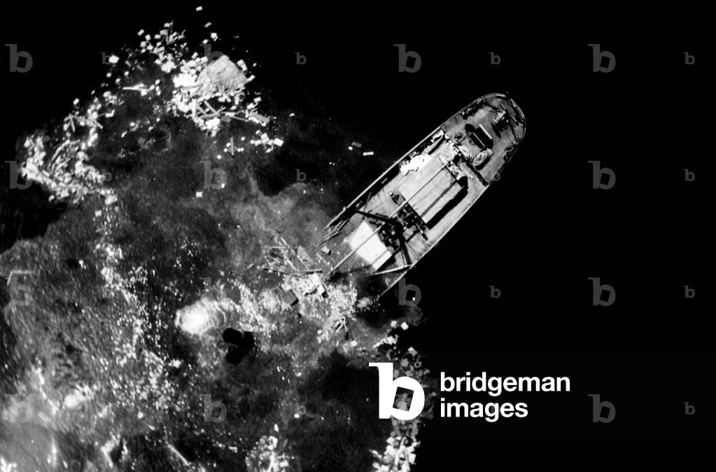 Second World War, Navy, Ship Sinking, 1942 (b/w photo)