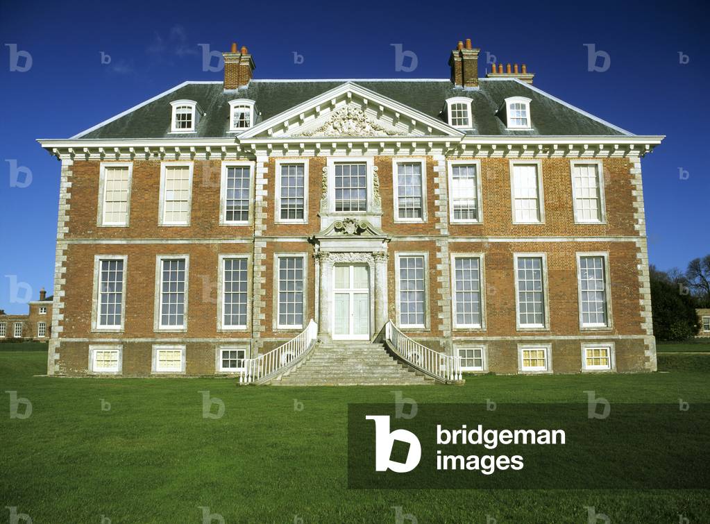 Der Südfron tof Uppark, stehend gegen einen unglaublich blauen Himmel (Foto)