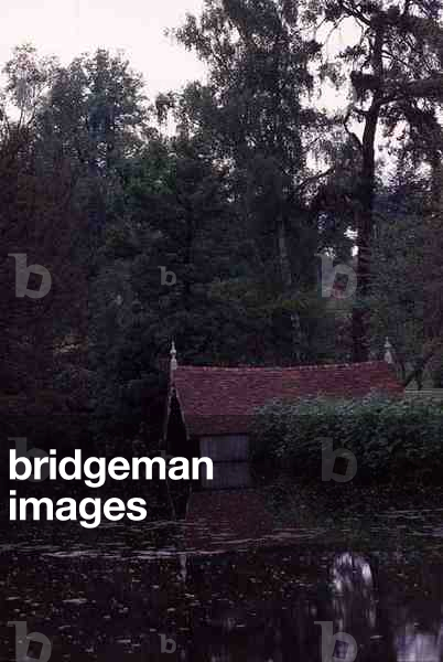 The boathouse on the moat of the castle (photo)