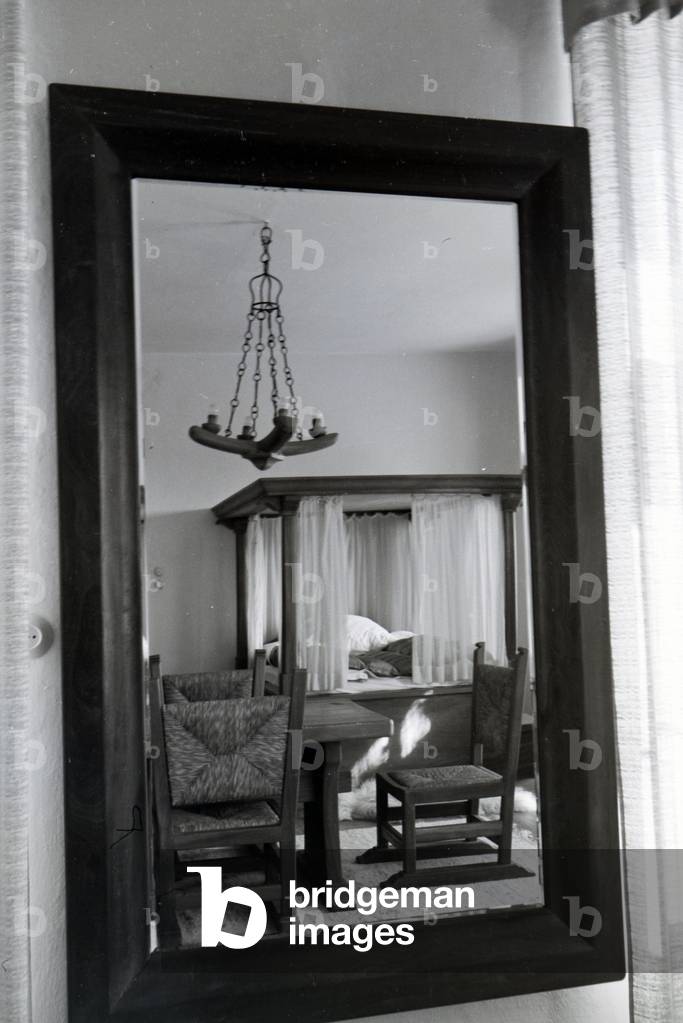 Bedroom with a big canopy bed and wooden furniture in Hartmannsberg castle, the residence of sculptor Josef Thorak, Germany 1930s (b/w photo)