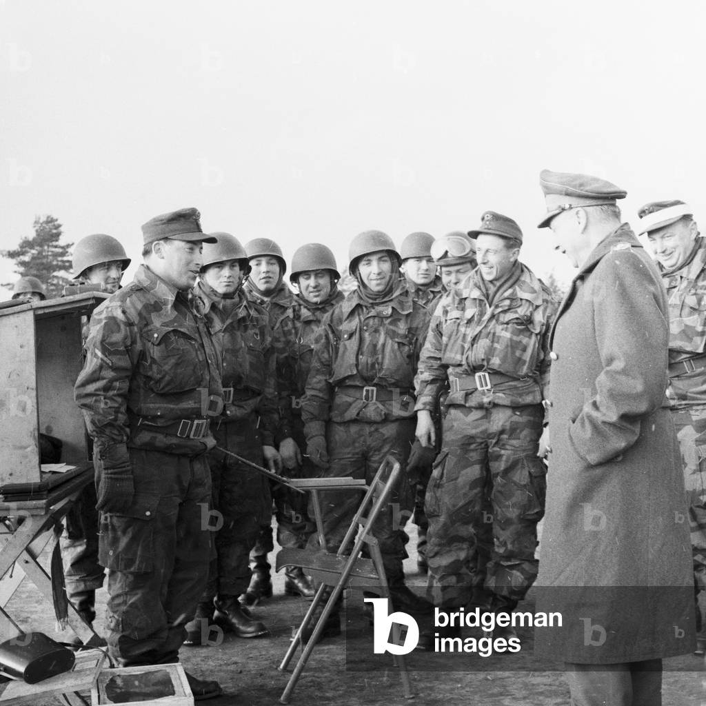 The responsible officer of an exercisi shooting inviting a staff officer to watch the shooting, Germany 1950s