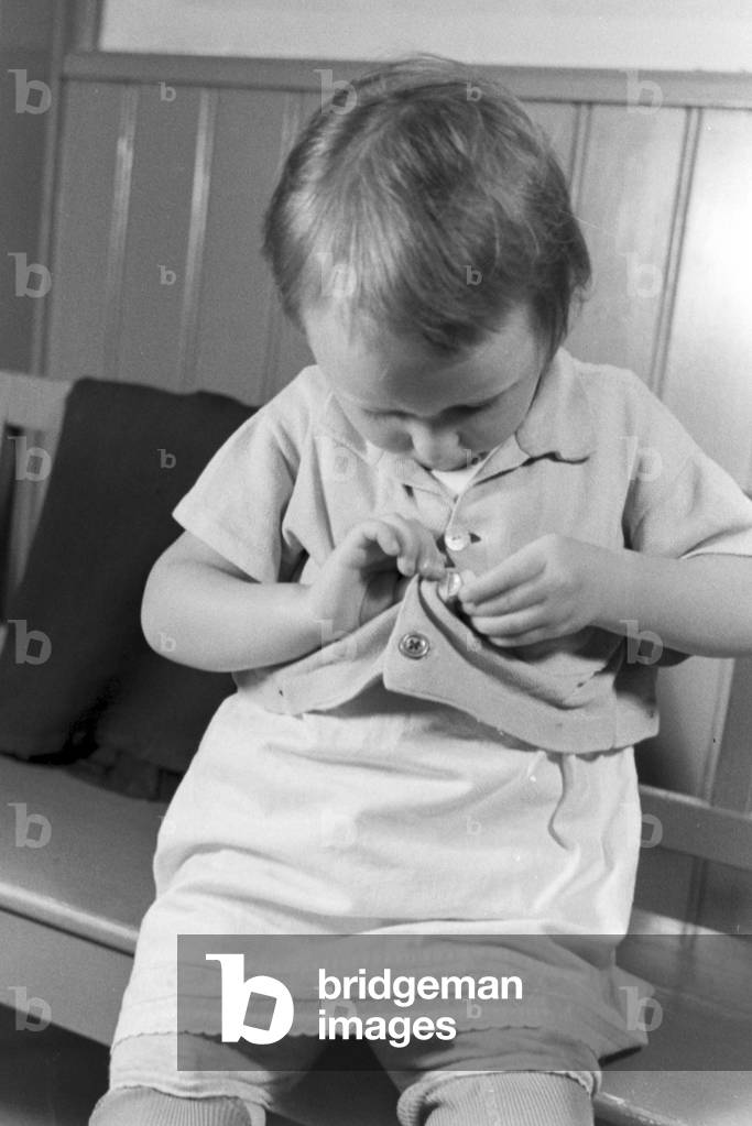 A toddler in the kindergarten of the Fröbelhaus in Oberweißbach, Germany 1930s (b/w photo)