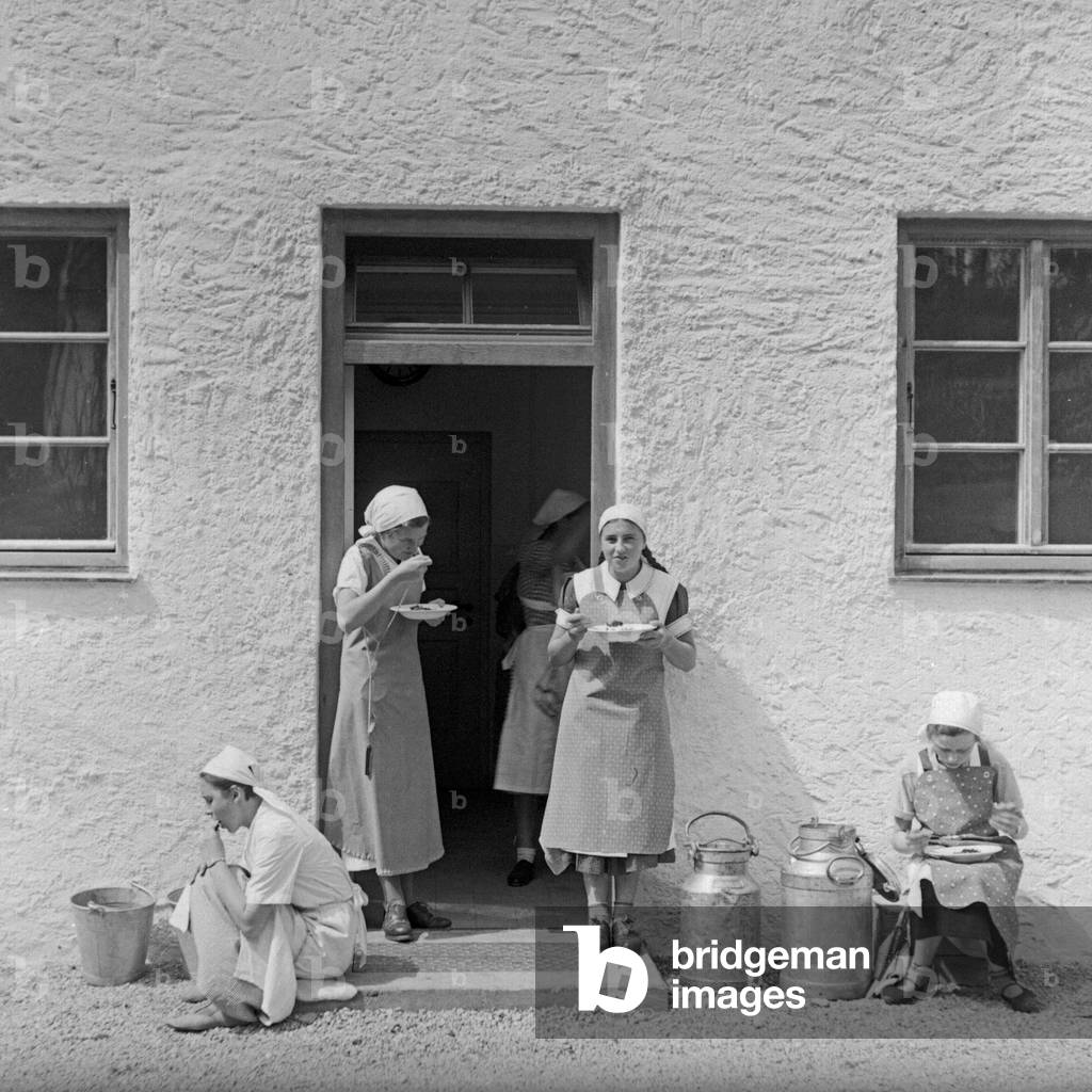 BdM girls having a break at the school for home economics at Greifenberg, Germany 1930s (b/w photo)