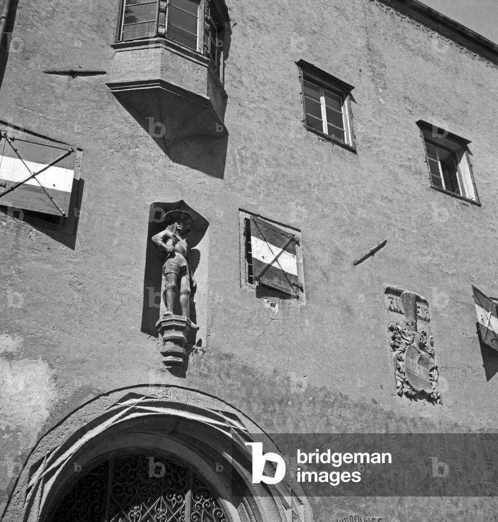 Statue above the archway of the entrance gate of city hall of Hall in Tyrol, Austria 1930s (b/w photo)