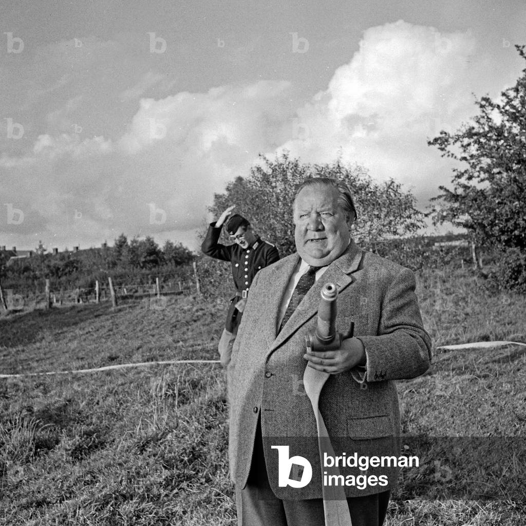 Hamburg actor Walter Scherau producing a special at the village Berlin in Segeberg district, Germany 1950s