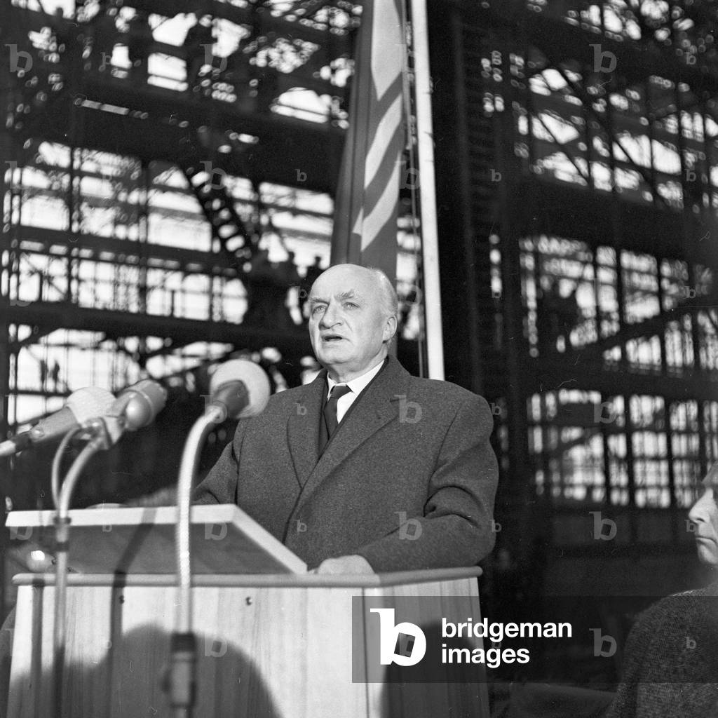 Delivering a speech to the launching of tankship 