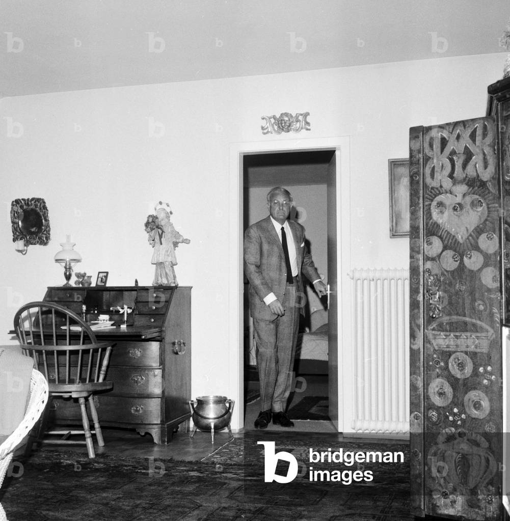 German actor, movie director and dubbing actor Hans Paetsch entering his living room, ca 1959