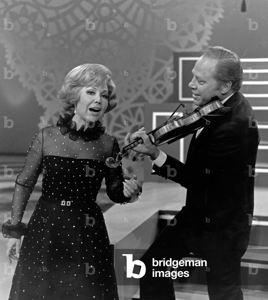 Anneliese Rothenberger gives herself the honour