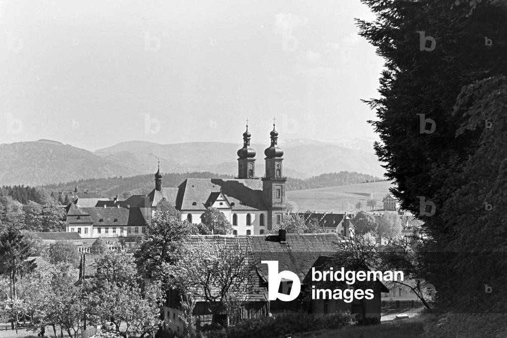 A little village nestled in an idyllic Black Forest valley, Germany 1930s (b/w photo)