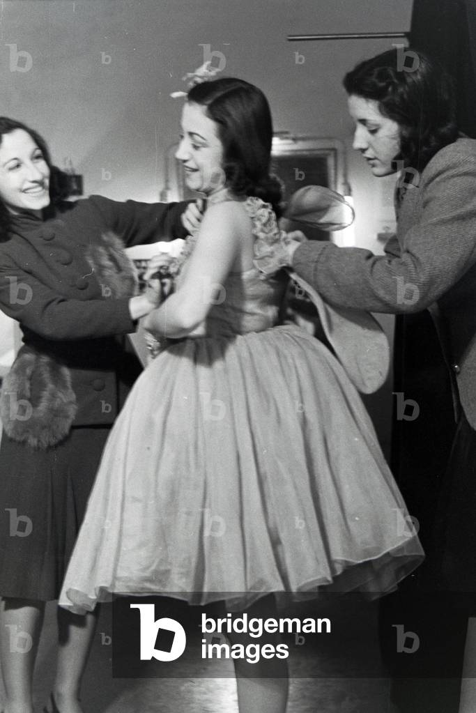 Chorus girls in the changing room in the opera in Rome, Italy 1940s (b/w photo)