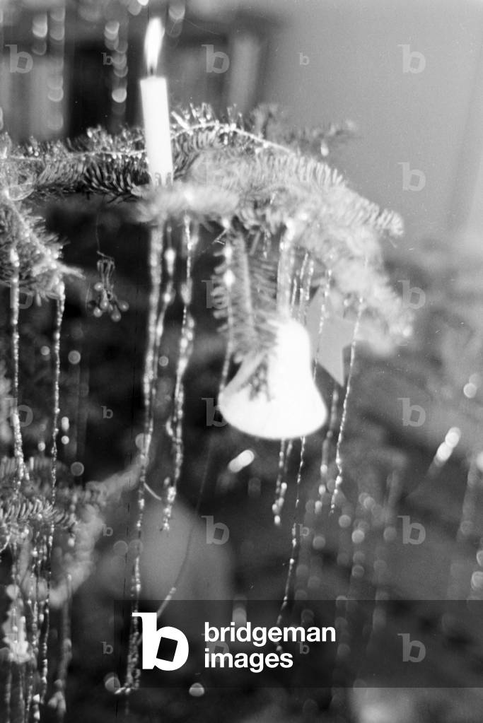 A family celebrating Christmas, Germany 1930s (b/w photo)