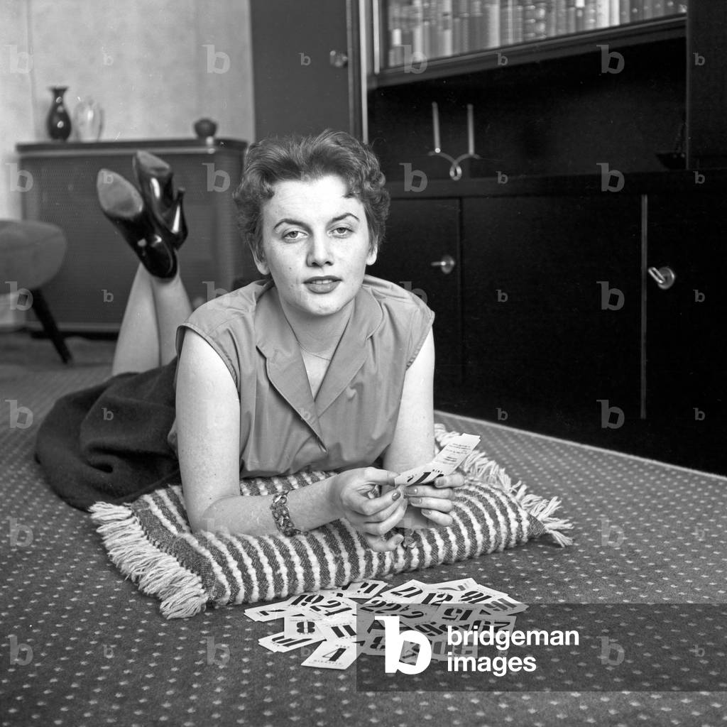 German singer and actress at a promo shooting at her flat, Germany 1950s
