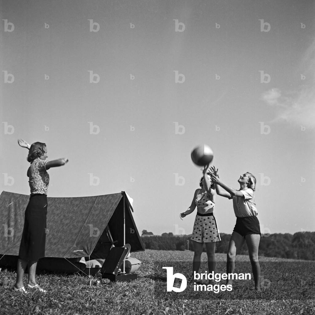 Three young women with a tent and a portable gramophone, Germany 1930s (b/w photo)