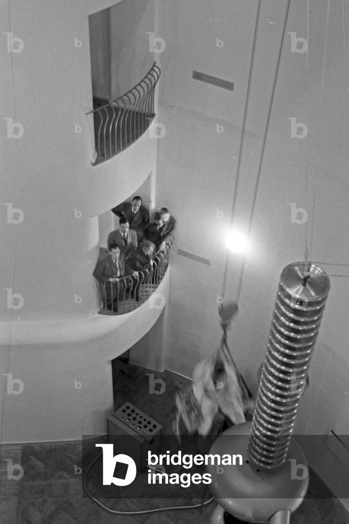 Staff members of the Kaiser Wilhelm Institute for physics in Berlin Dahlem inside a research silo, Germany 1930s (b/w photo)