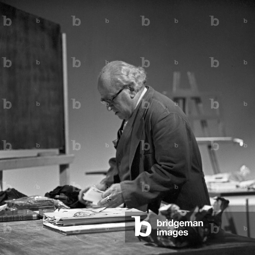 Painter and sculptor Kurt Harald Isenstein at a lesson in drawing in the TV show 