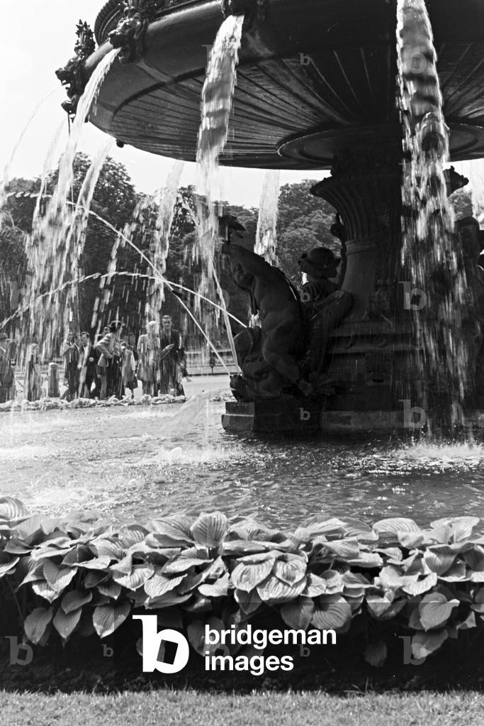 The fountain in front of the New Palace in Stuttgart, one of the main attractions of the city, Germany 1930s (b/w photo)