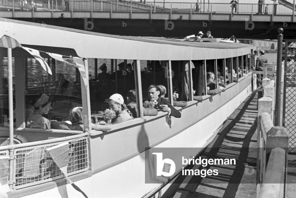 Operation of a steam vessel with Hansa gas generators, Germany 1930s (b/w photo)