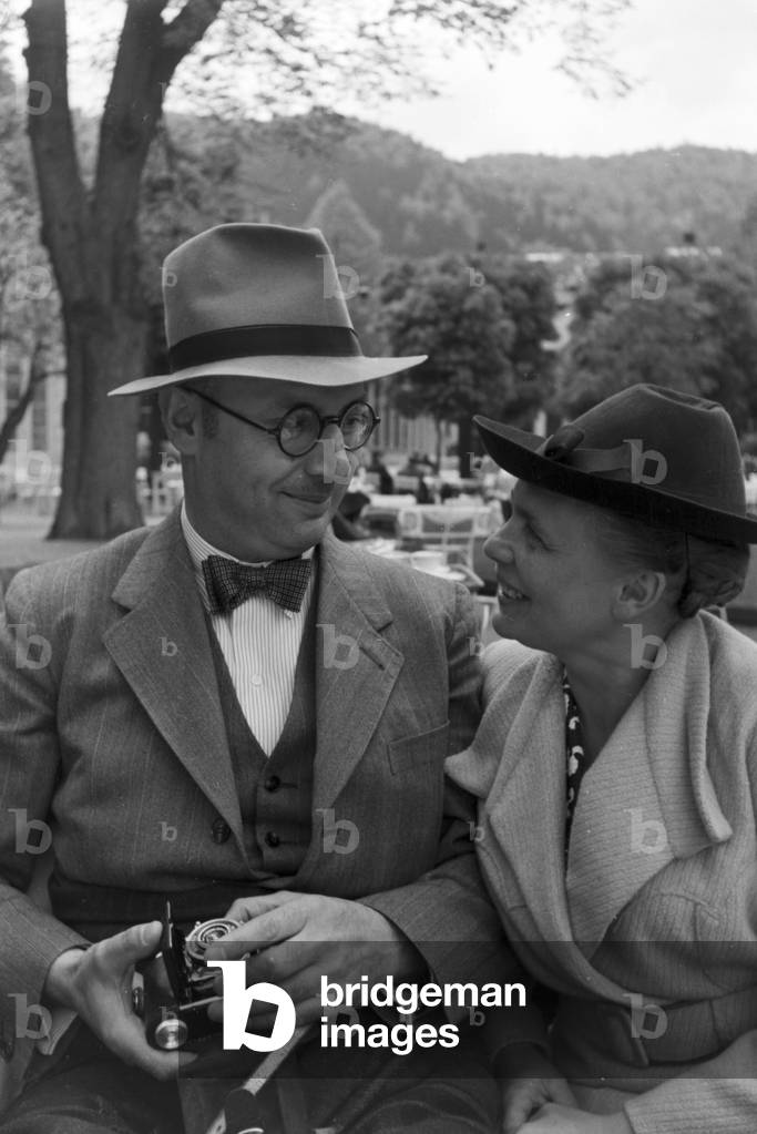 An afternoon spent with coffee and cakes in Karlsbad, Germany 1930s (b/w photo)