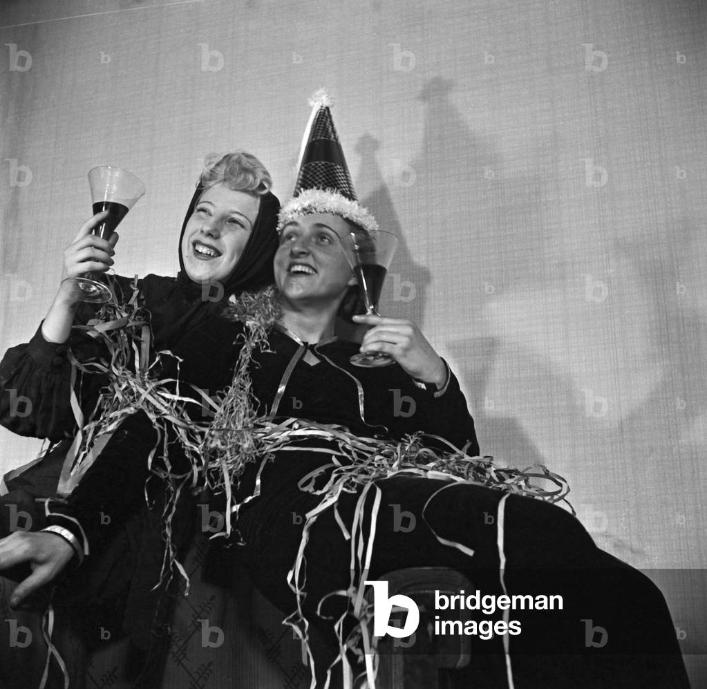 Guests of a New Year's Eve party, Germany 1930s (b/w photo)