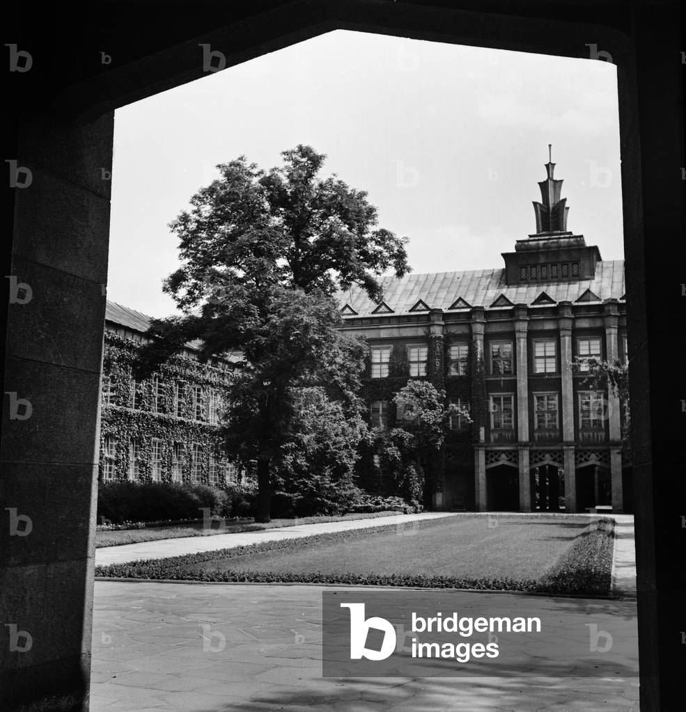 The new Grassi museum at Leipzig, Germany 1930s (b/w photo)