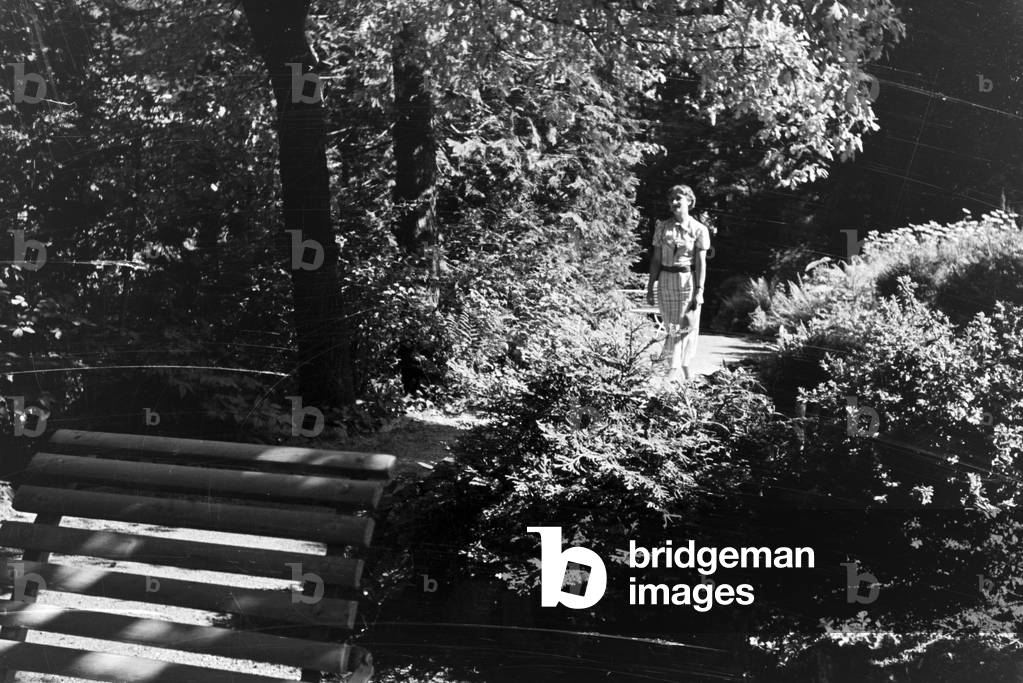 Hotel guests relaxing in the garden of Hotel Wehrle in Triberg in the Black Forest, Germany 1930s (b/w photo)