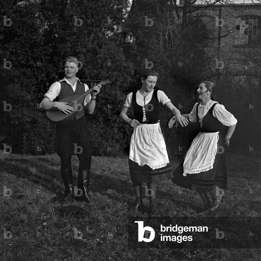 Happy break with music and dancing at the school for weaving at Sommerfeld, Germany 1930s (b/w photo)