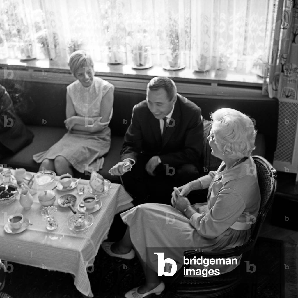 Hamburg actress Heidi Kabel drinking afternoon coffee, Germany 1960s