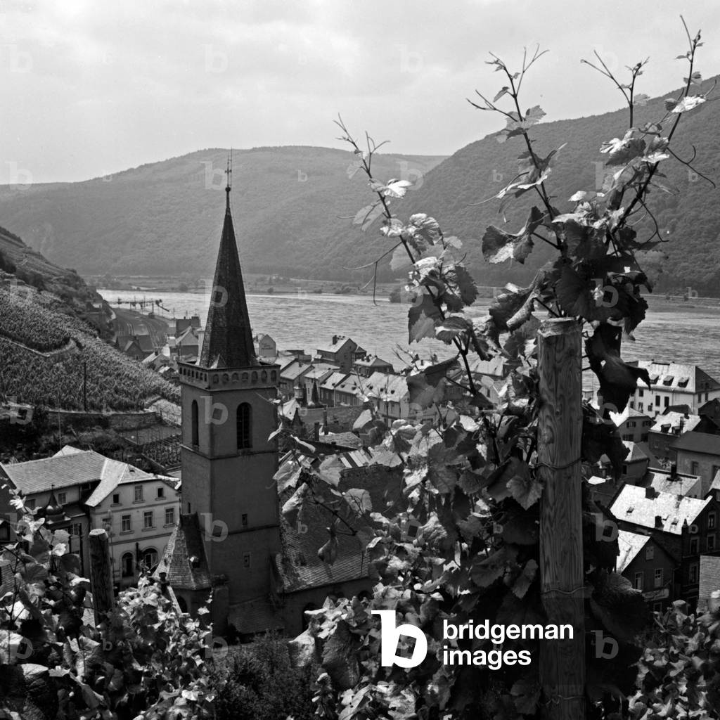 The Holy Cross church at Assmannshausen, Germany 1930s (b/w photo)