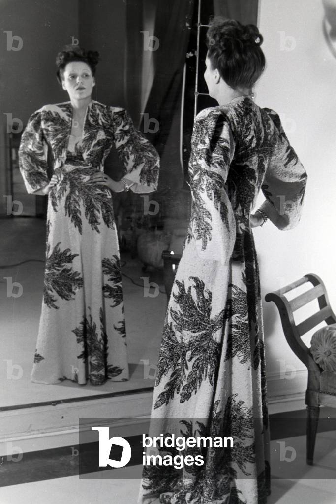 A model trying a dress of fashion designer Nina Carell and Heinz Schulze-Bibernell, Germany ca.1939 (b/w photo)